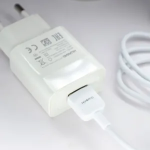 شارژر دیواری مدل HW-050200E01 به همراه کابل تبدیل microUSB